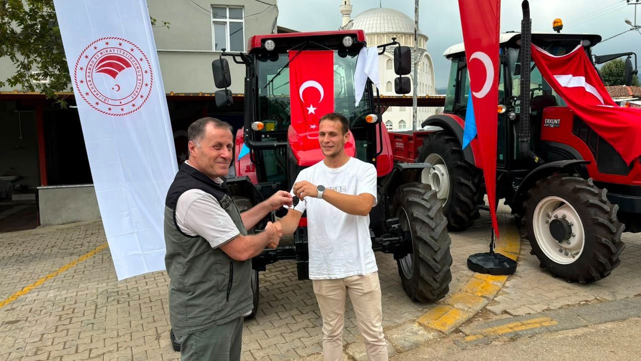 Bandırma Dedeoba'da ORKÖY Desteğiyle 3 traktör sahiplerine teslim edildi