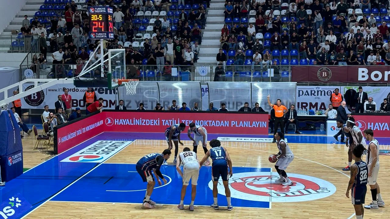 Bandırma'da nefes kesen maç: Bordo Bandırma, Efes'e son bölümde teslim oldu