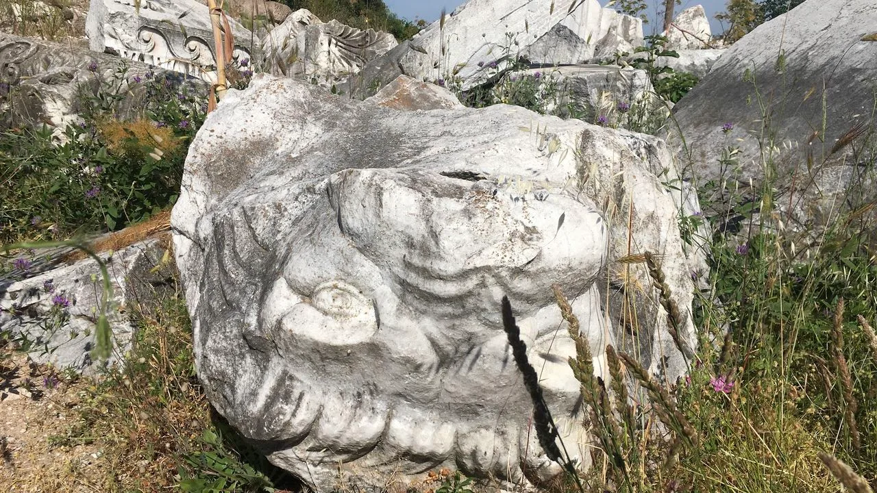 Yunan turistler Erdek'teki Kyzikos Antik Kenti’ni gezdi